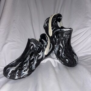 Merrell UniSex Black and White Slip-On sandals Men Size - 5.5 Women’s Size - 7b